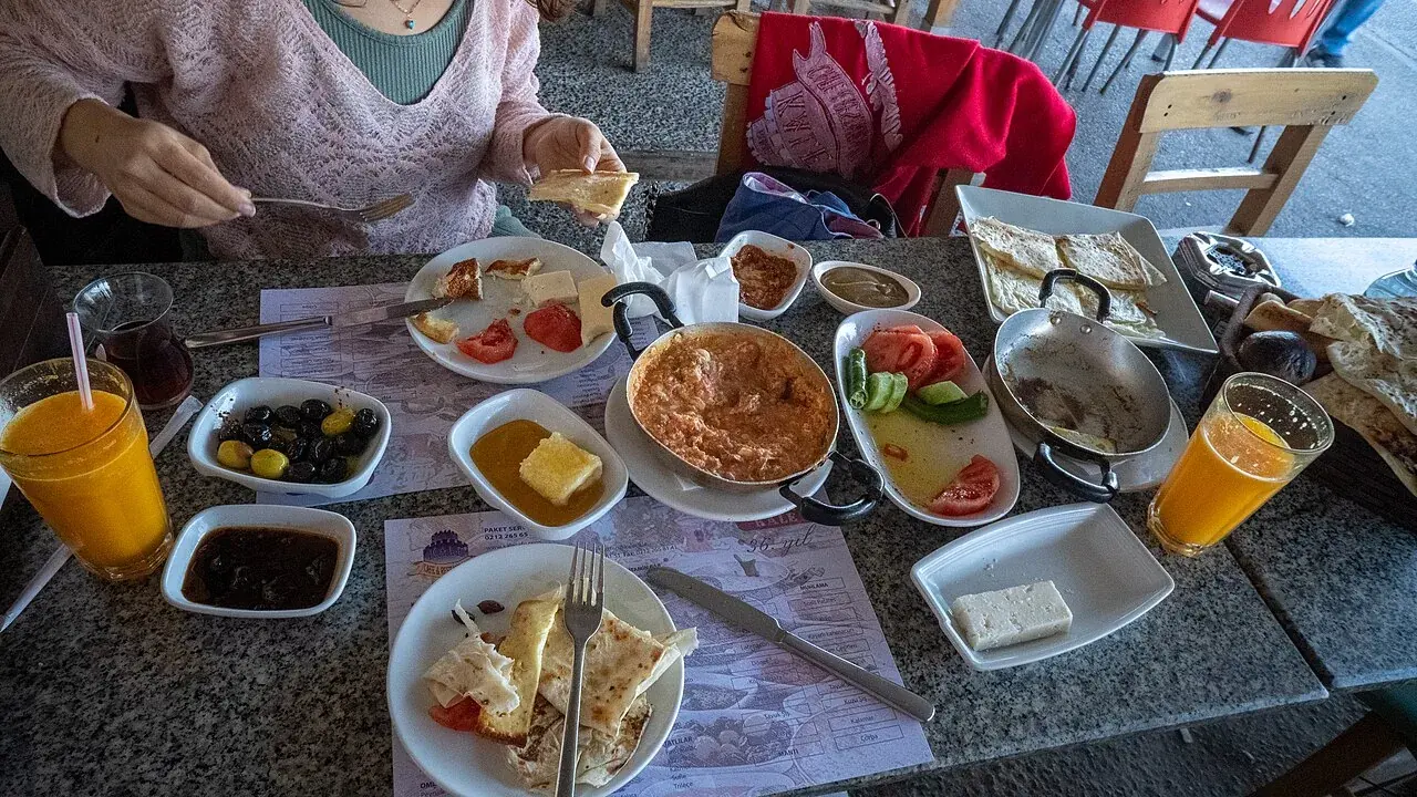 Zengin Türk Kahvaltısı Masası